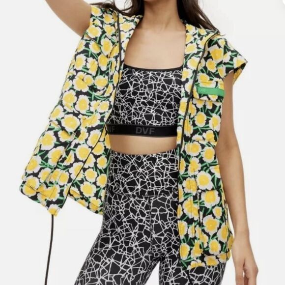 DVF x Target XL Nylon Packable Yellow Poppy Short Sleeve Hooded Utility Vest - Picture 6 of 16